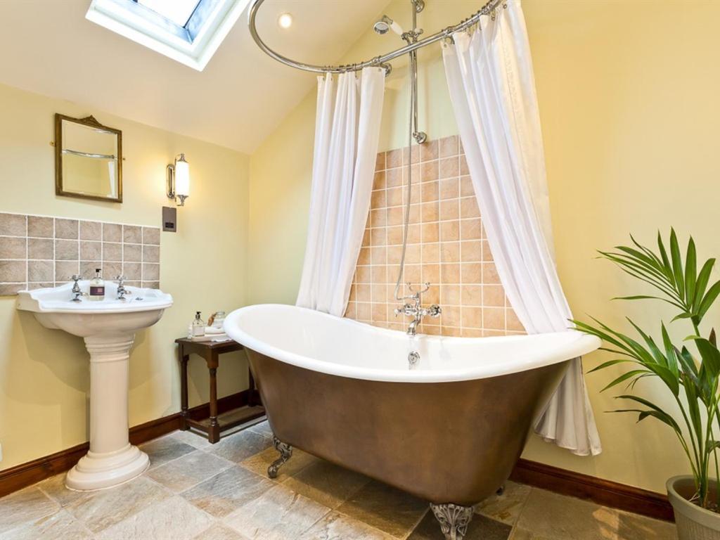 Waterwheel Guesthouse Ембълсайд Екстериор снимка